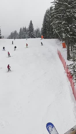 Video-Vertical-Vista-De-ángulo-Alto-Esquiadores-Telesilla-De-Montaña-Cubierta-De-Nieve